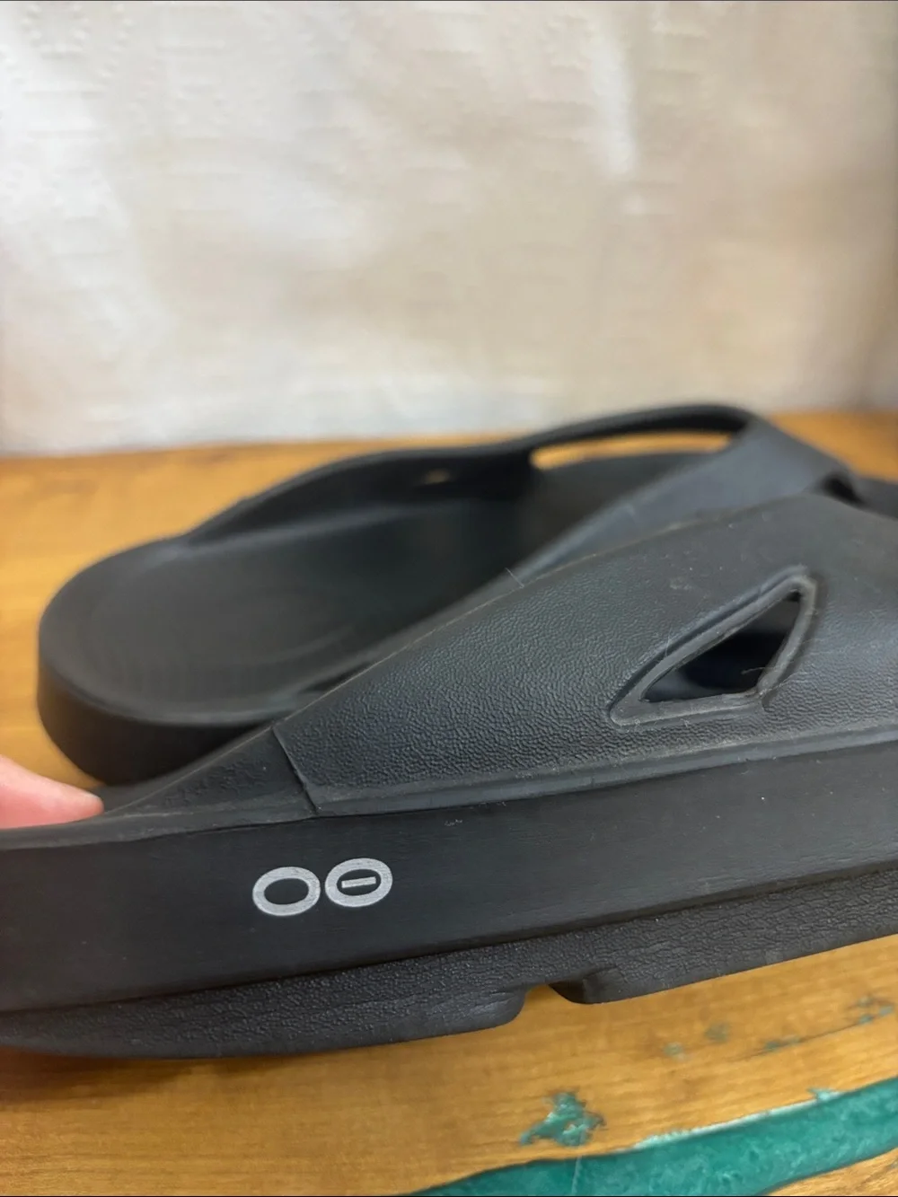 OOFOS OOriginal Recovery Sandals Mens 10 Womens size 12 Black Thong Flip Flops